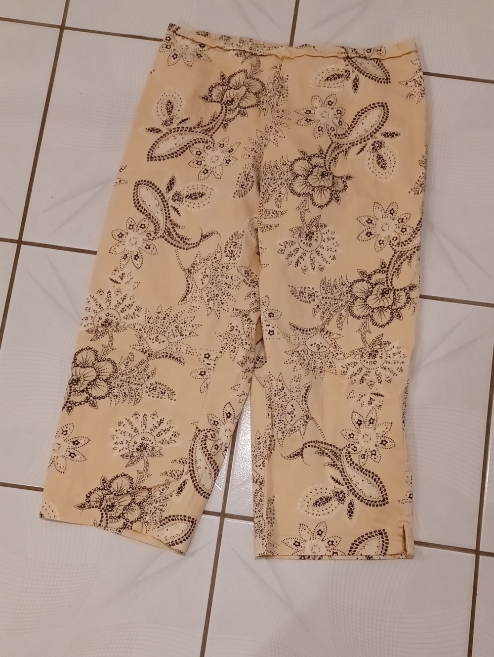 4/$40 Beige Floral Capri Pants - Size 10P